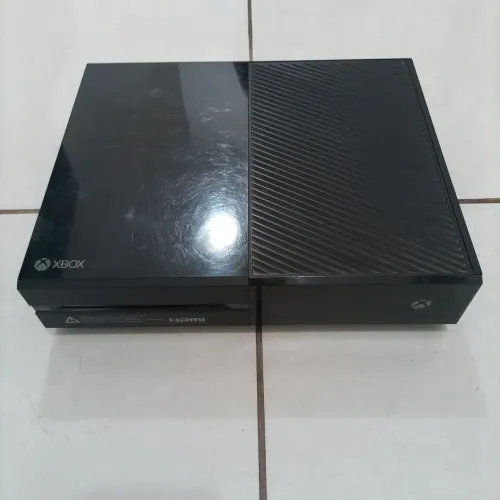 Xbox One 365GB + 2 Controles + Jogo