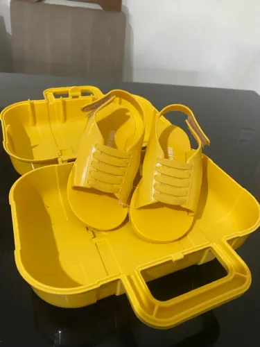Sandália infantil amarela Mini Melissa