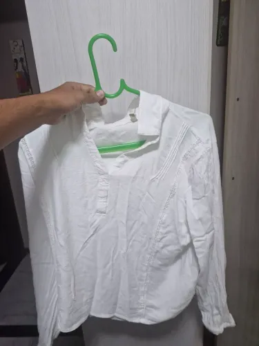 Blusa feminina  branca lisa com detalhes  