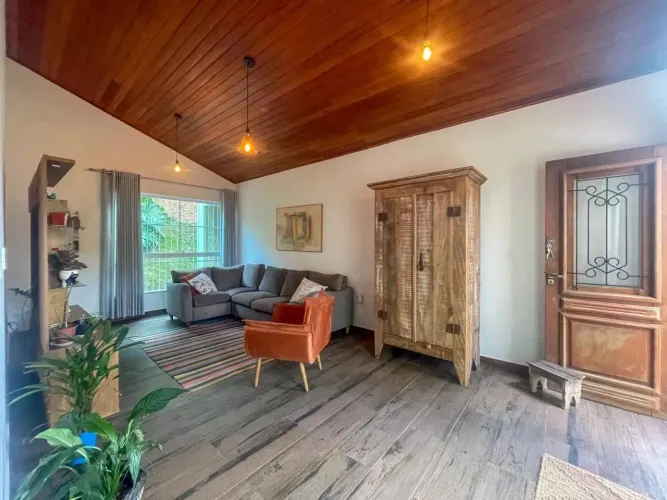 Granja com 3.000 m² em condomínio fechado