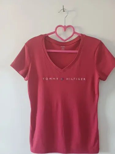 Camiseta feminina Tommy Hilfiger vermelha com pedraria do logo, tam.P.