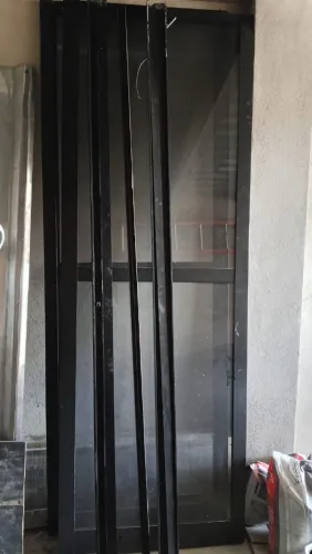Vendo Porta de correr de vidro com alumínio preto 