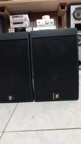 1 par de caixas de som  Jbl Control 5 100watts Rms 8 olmes. Alt.38cm X p23cm larg.25cm tot