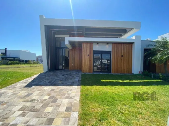 Casa de Condomínio em Atlântida Sul