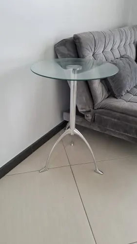 Mesa de canto moderna em vidro e alumínio