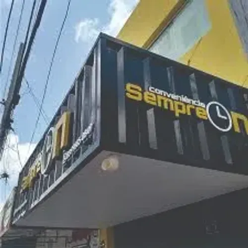 Fachada em telha galvanizada.