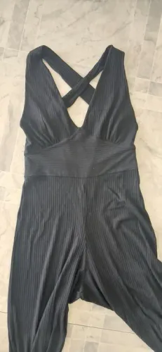 Macacão preto com decote em V