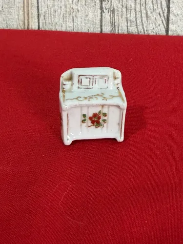 Miniatura em porcelana - cômoda 