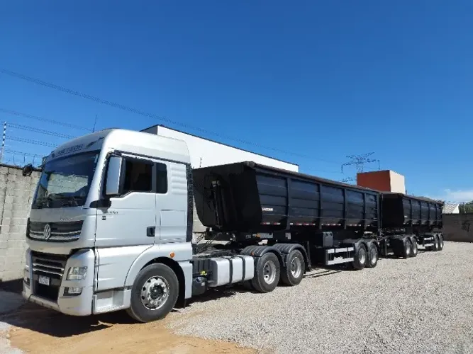 Conjunto Meteor 29.530 6x4 2024 + Carreta Rodocaçamba Facchini 2024