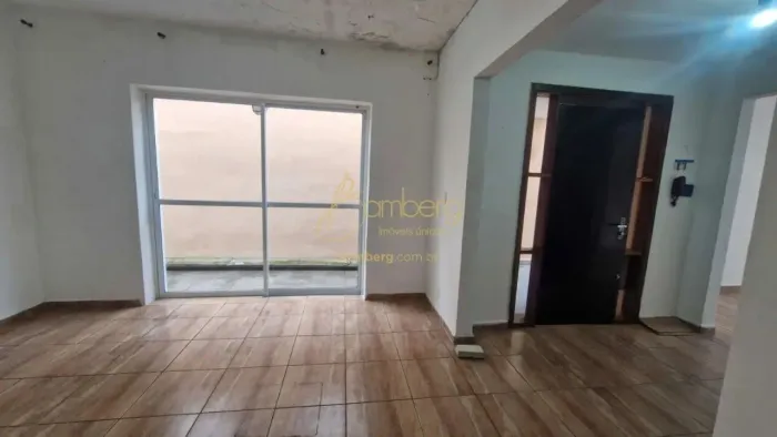 Bom negócio , casa em ótima localização para modernizar !