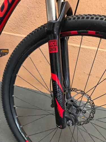 Caloi Elite 2019 , aro 29, tamanho 17, câmbio Deore, 20 velocidades, suspensão Rockshox