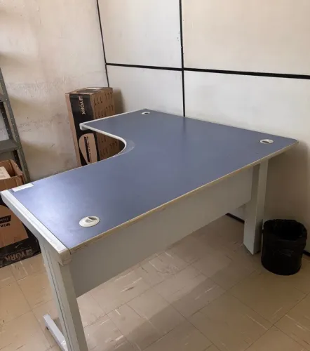 Mesa de escritório em formato L
