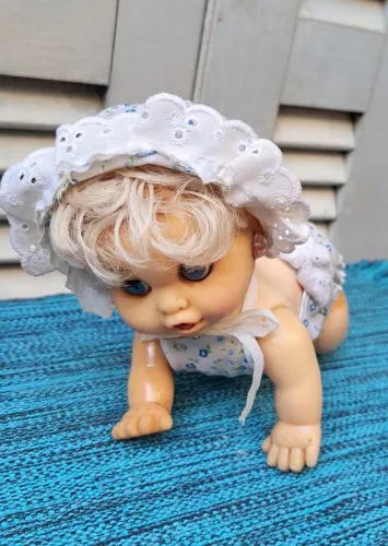 Boneca bebê  engatinhando antiga anos 90.