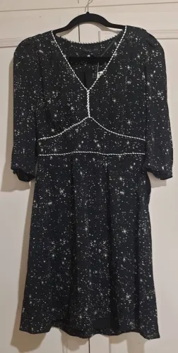 Vestido Tintoretto preto com detalhes em branco.