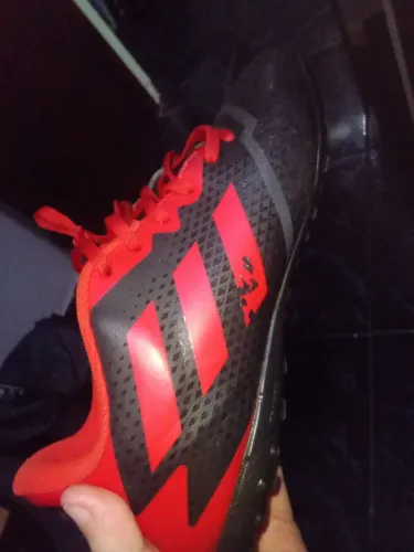 Chuteira Adidas society - Vermelha e Preta