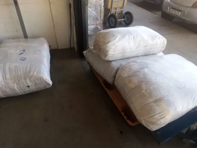 Fardo de Roupas Variadas,tem mais de 300 peças por 450,00 envio para todo Brasil 