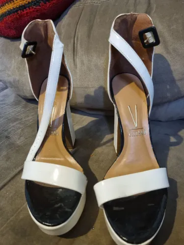 Sandália plataforma branca e preta