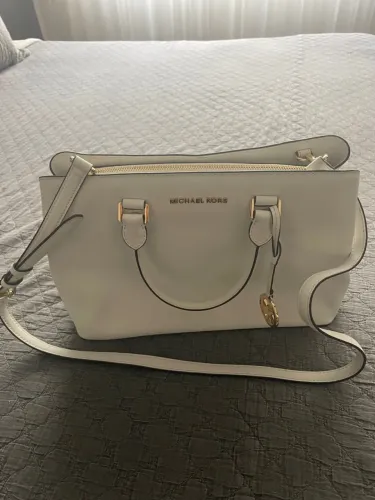 Bolsa Michael Kors Branca de couro com detalhes em dourado