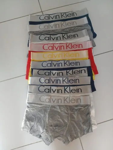 Kit com 3 cuecas Calvin Klein.