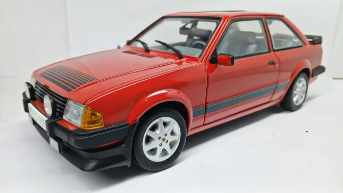 Miniatura Ford Escort RS 1600i 1/18