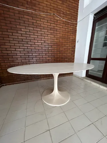 Mesa Oval Design Clássico (Estilo Saarinen) - Base Tulipa Branca - Oportunidade!
