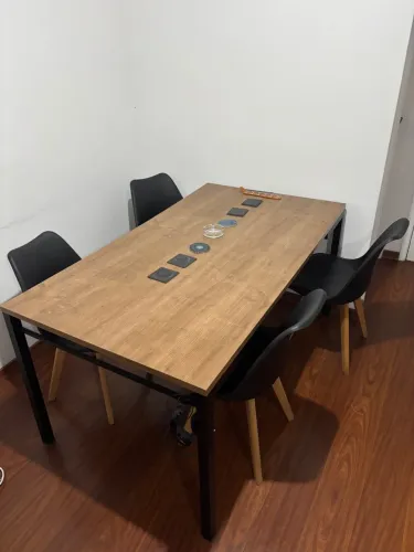 Mesa de Jantar + cadeiras com Design Moderno