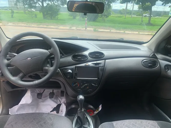 Ford Focus 1.8 16V 5P 2003