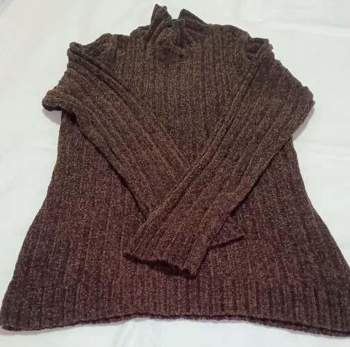 Blusa de frio 100% acrílico, na cor marrom, ideal para ser usada em cidades e países frios