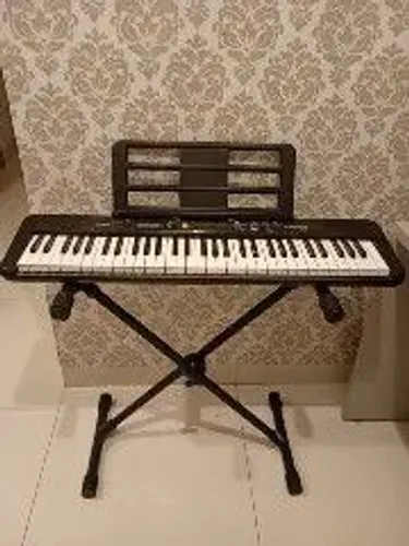 Teclado Casio CT-S200 com suporte em X