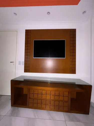 Painel e aparador de madeira