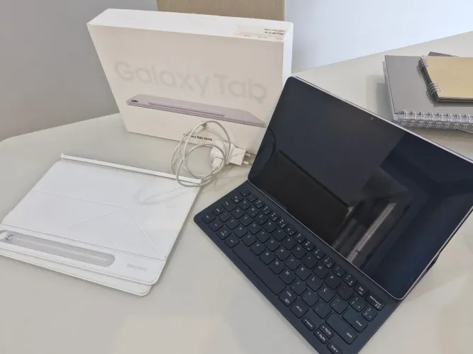 Tablet Galaxy S9 FE com capa teclado