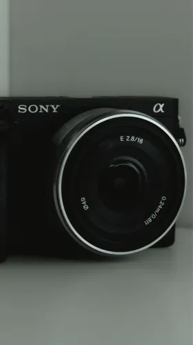 Lente Sony 16mm F2.8 E-Mount prata 