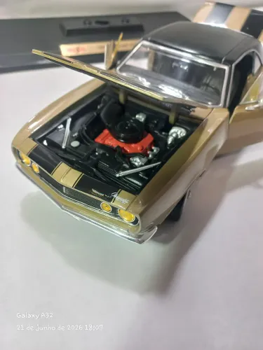 Chevrolet Camaro z/28  1/18 maisto semi novo 