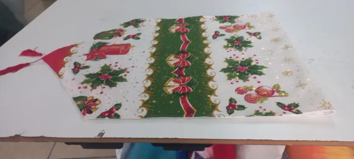 Caminho de mesa e balcão decorados para o Natal.