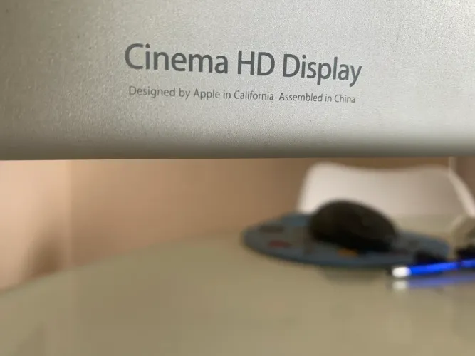 Monitor apple cinema com detalhes 23 polegadas