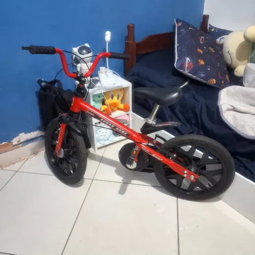 Bicicleta Com Rodinhas Power Game Pro Resistente Bandeirante Cor Preto e Vermelho