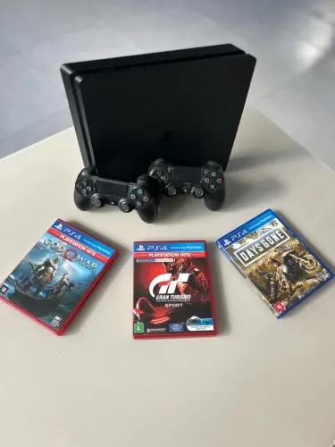 PlayStation 4 Slim + 3 Jogos + 2 Controles - Bom Estado