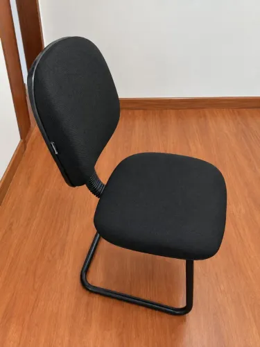 Cadeira estofada preta