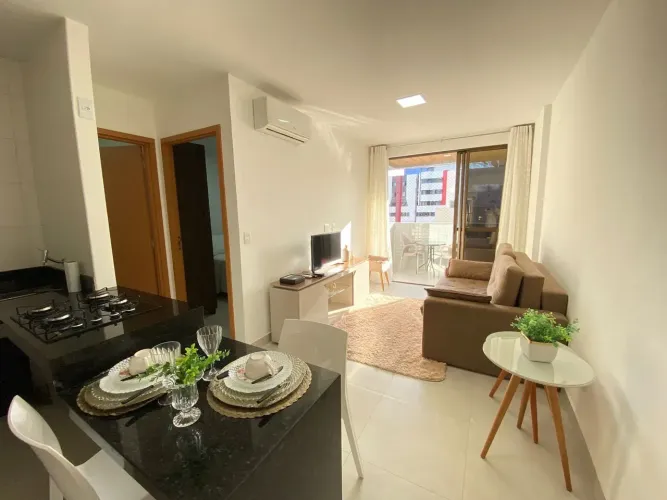 Quarto e sala mobiliado com varsnda na ponta verde.