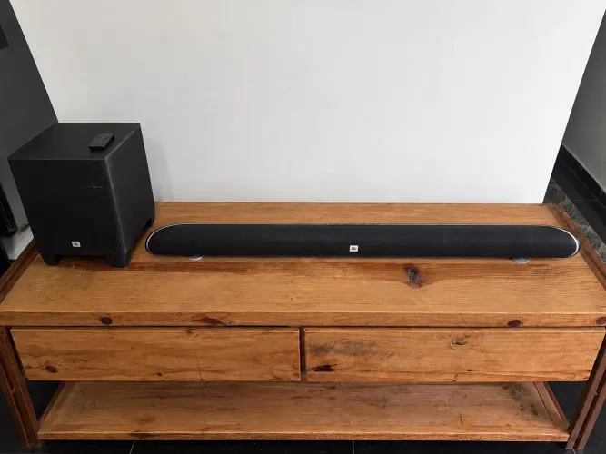 Soundbar JBL com subwoofer e controle remoto