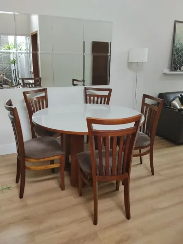 Mesa de jantar redonda com 5 cadeiras