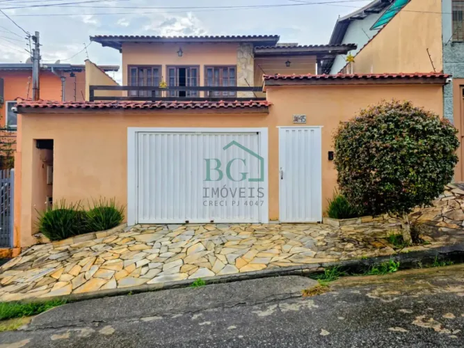 Excelente casa á venda no bairro Jardim Azaleias em Poços de Caldas MG.