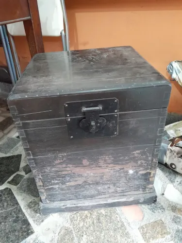 Baú em Madeira antigo. Peça rara.