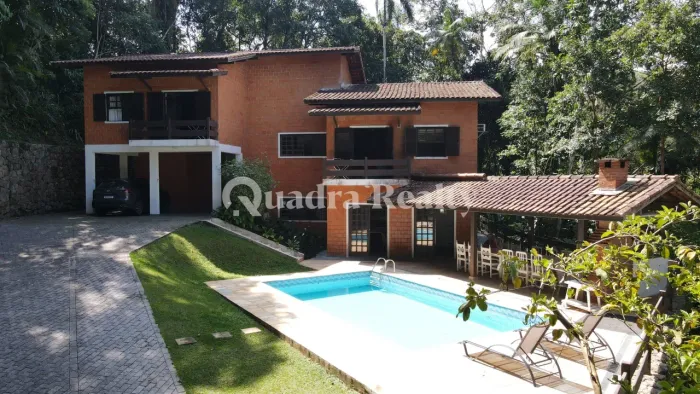 Casa no Condomínio Iporanga em meio à natureza