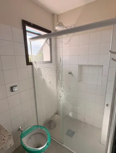 Portas de vidro, esquadrias de alumínio e espelhos sob medida.
