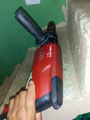 Furadeira Hilti de impacto 220, voltsfuncionando perfeitamente