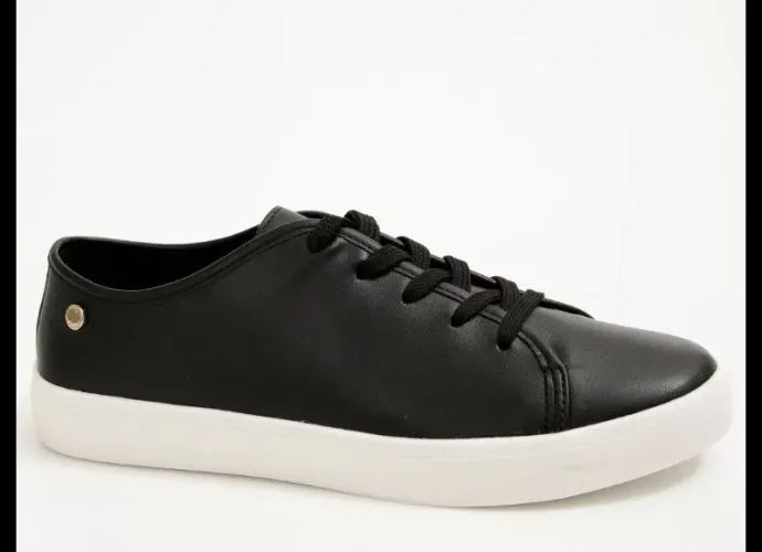 Tênis preto marisa novo