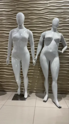 2 Manequins de fibra Plus size
