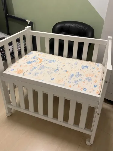 Mini berço com a lateral abaixa e levanta com colchão 