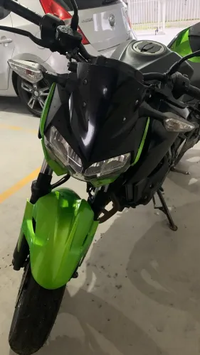 Moto Kawasaki z400 verde